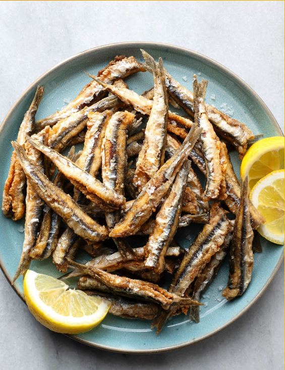 Boquerones seleccionados harinados y en adobo listos para fritura.